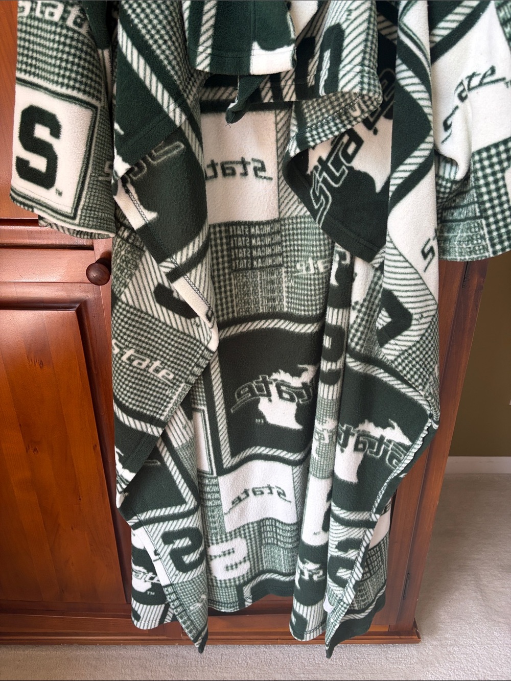 Michigan State Snuggie - Picture 5 of 5